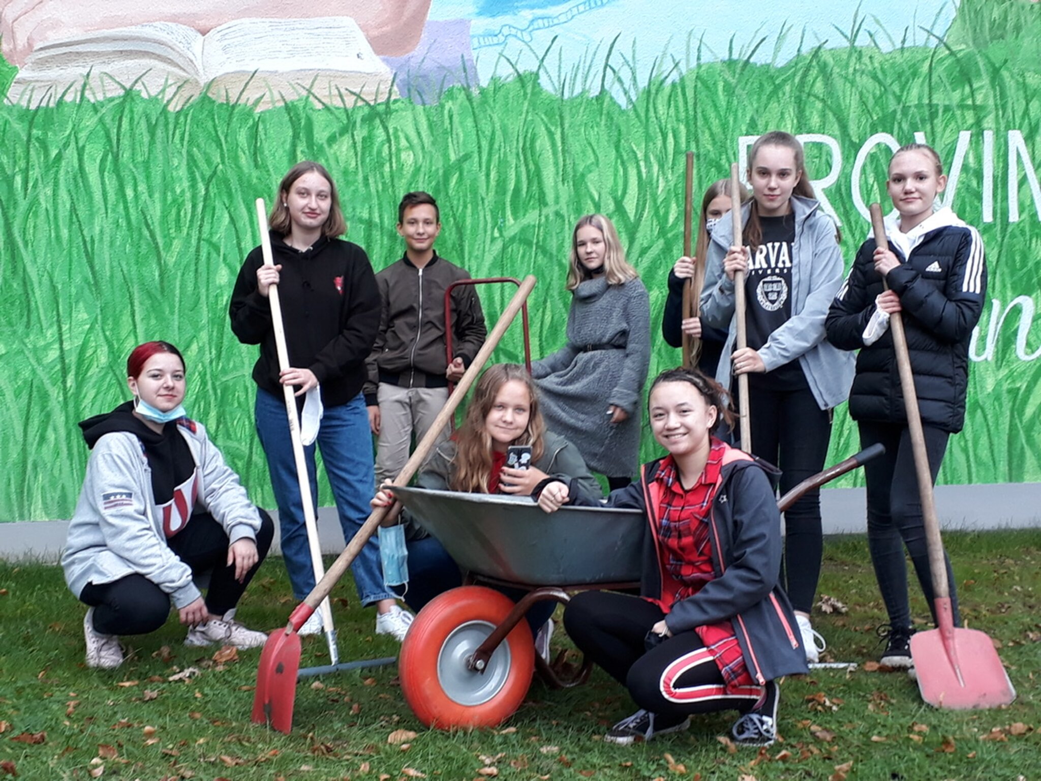 Umweltprojekt am MCG: Bönener Gymnasiasten pflanzen eine Blühwiese