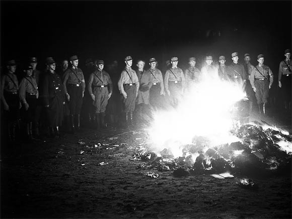 Die Bücherverbrennung 1933: Die Unterdrückung der freien Meinung – die Geißelung des freien Gedankens