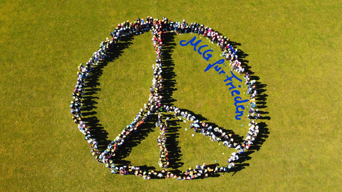 Die Schulgemeinschaft setzt ein Friedenszeichen