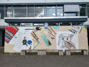 Der Q2-Kunstkurs gestaltete im Sommer   2022 eine Außenwand der Schule.