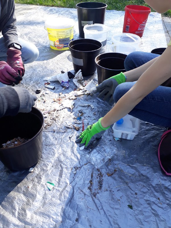 Schulklassen und Jugendgruppen erforschen den Plastikmüll an deutschen Flüssen