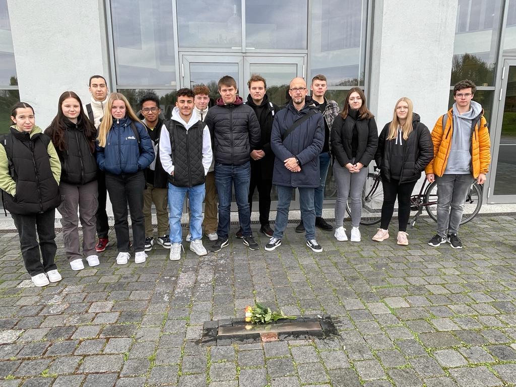 Erinnerndes Gedenken – Gegen das Vergessen: Schüler:innen der Q1 reinigten anlässlich des Pogrom-Gedenktages die Stolpersteinen in Bönen