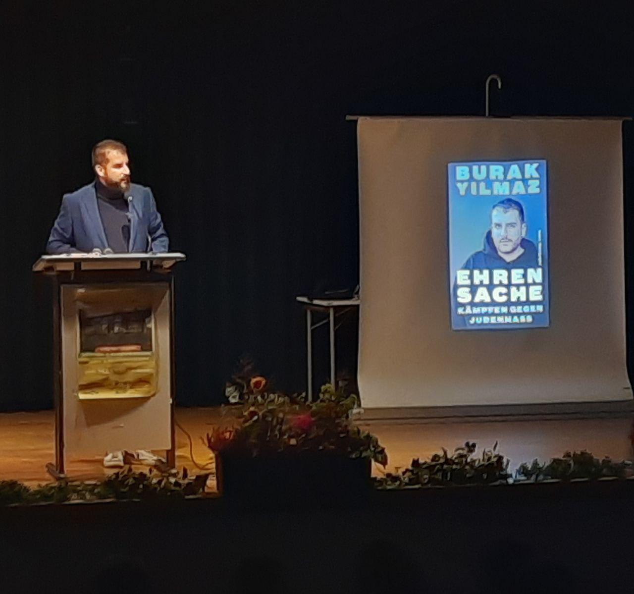 Die Interkulturelle Woche 2023: Burak Yilmaz liest am MCG aus seiner Publikation „Ehrensache – Kämpfen gegen Judenhass“