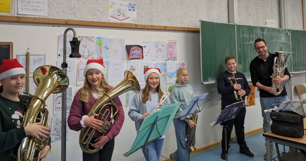 Mit Stutenkerlen und Blasmusik wurde der Nikolaustag in den 5. Klassen gefeiert