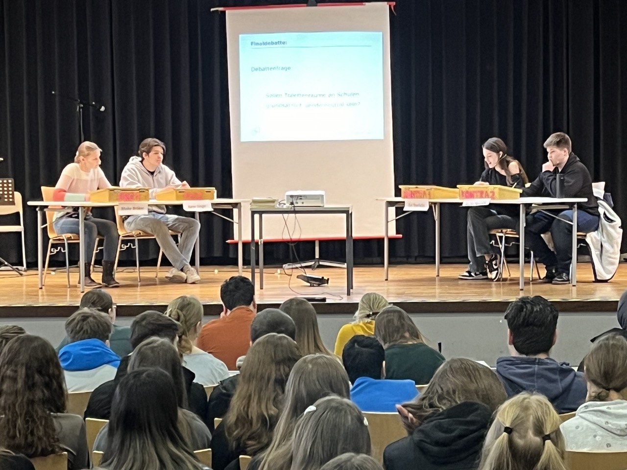 Begeisternde Debatte am Marie-Curie-Gymnasium – Die Premiere des Wettbewerbs „Jugend debattiert“