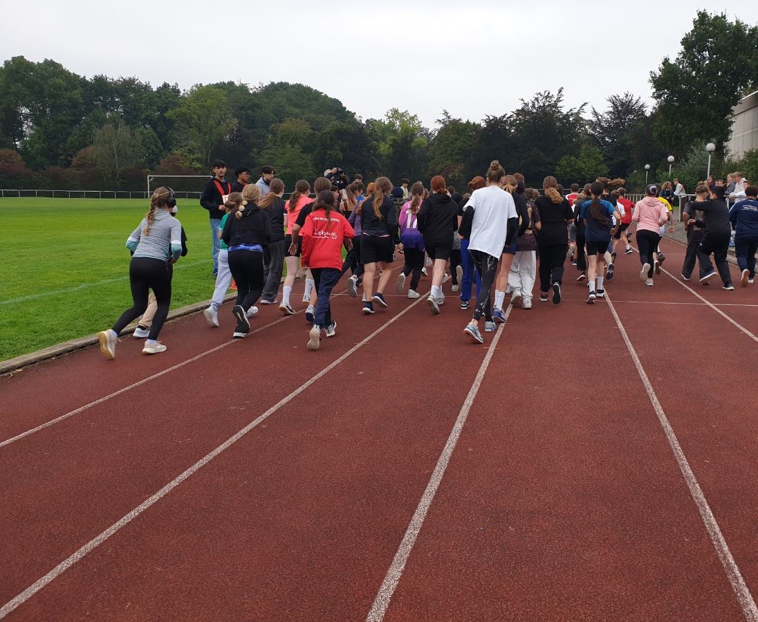 Mit sportlichem Elan für die Schuljubiläumsfahrt unterwegs: Die MCG`ler:innen beim Sponsorenlauf