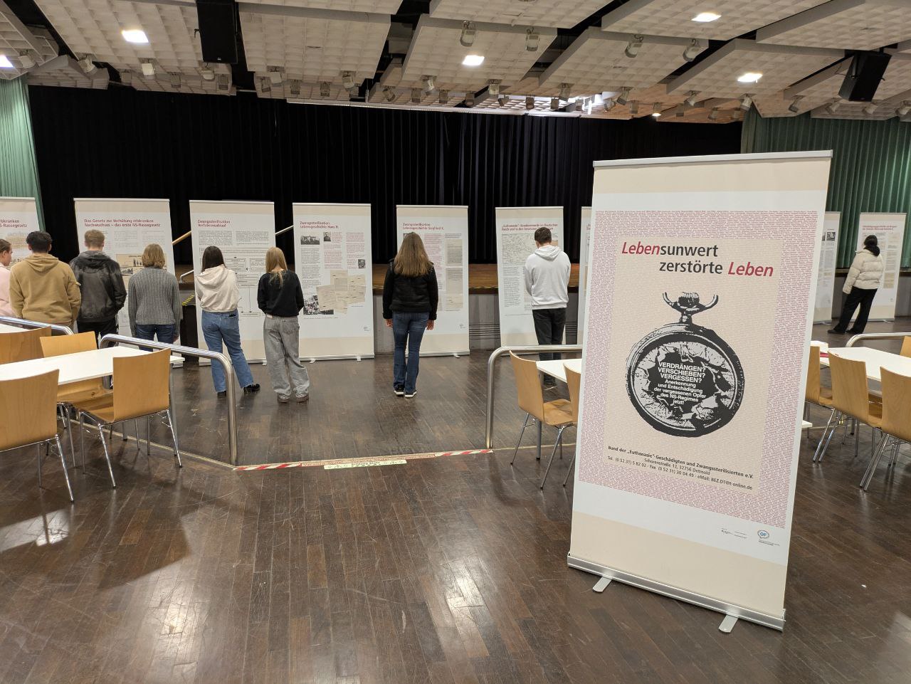 Schüler:innen besuchen im Rahmen des Gedenkens an die Opfer des Holocausts die Plakatausstellung „Lebensunwert – zerstörte Leben“