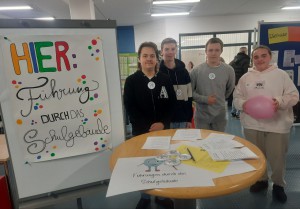 ...Team, das für Führungen durch die Schule mit Freude und guter Laune bereit stand.