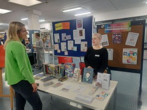 Frau Mitterer lud an den Stand der Gemeindebücherei ein - einem wertvollen und hochgeschätzten Kooperationspartner der Schule.