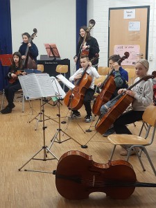 Für den musikalischen Genuss sorgte zwischendurch die Streicherklasse im Foyer.