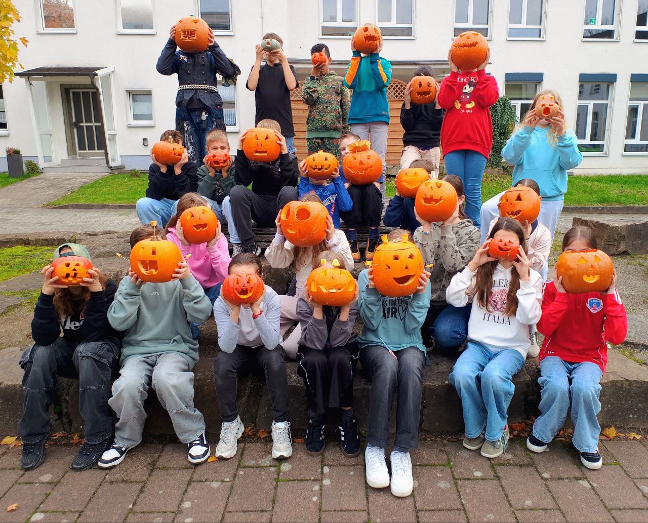 Spukiger Spaß in der 6c: Halloween-Aktion begeistert die Klasse