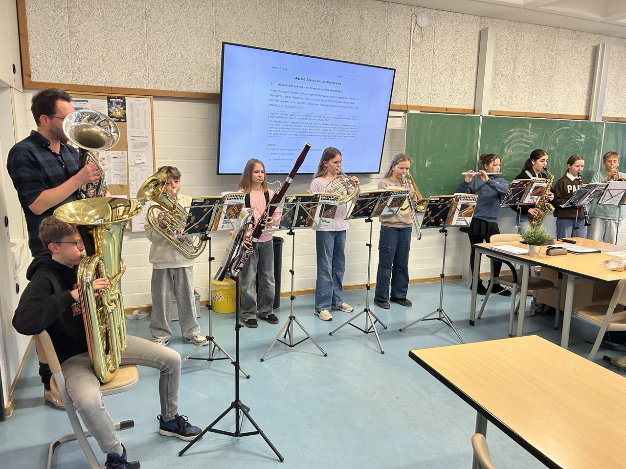 Nikolausüberraschung am MCG: Ein musikalischer Adventsgruß für die fünften Klassen