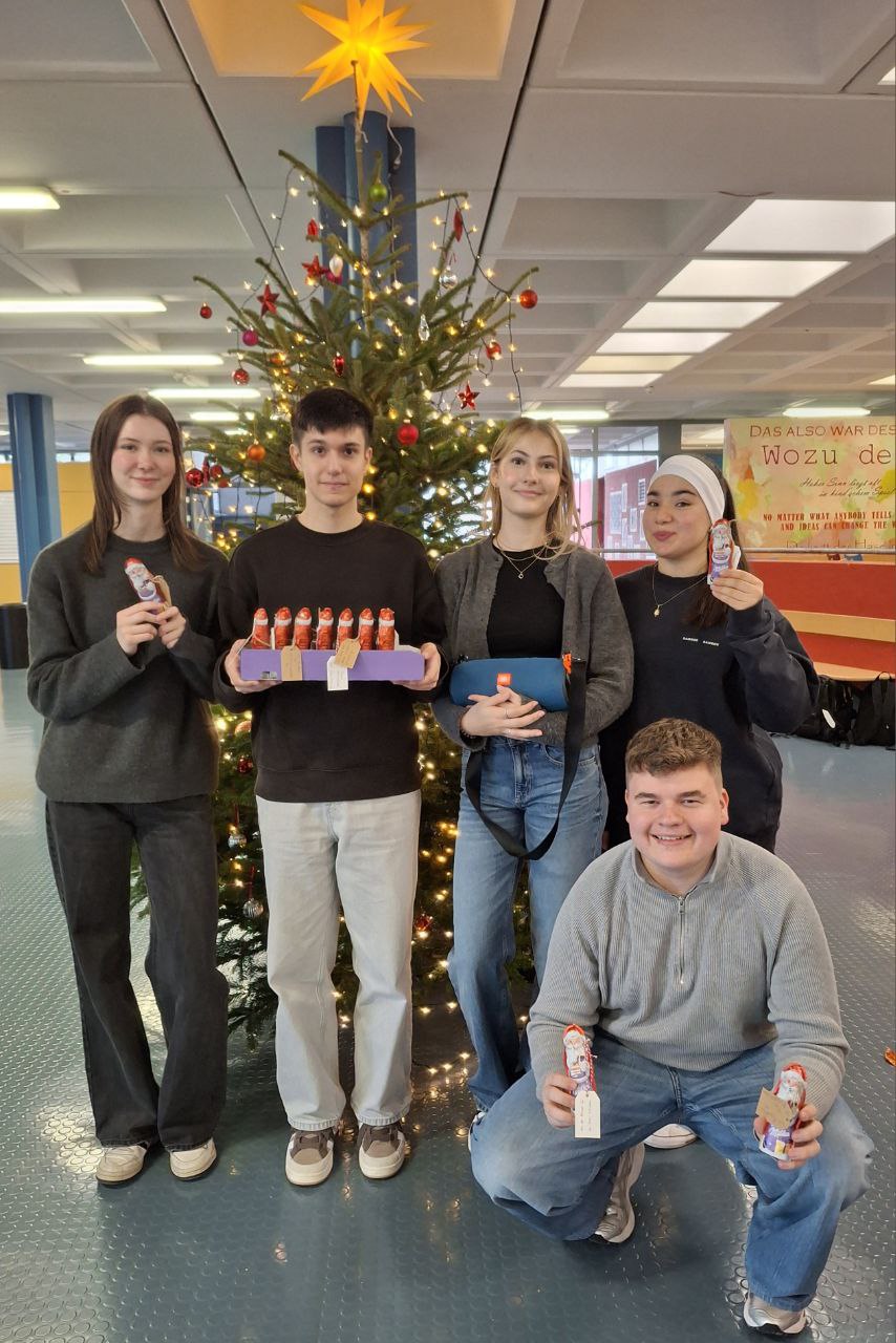 Ho Ho Ho – Der Nikolaus lässt grüßen! Und die Q1 unterstützt ihn!