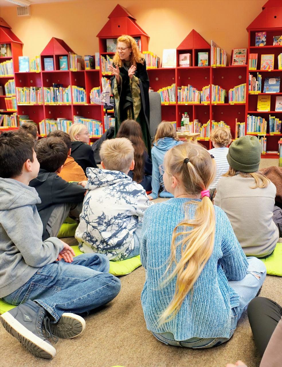 Szenische Lesung begeistert die fünften Klassen in der Gemeindebücherei