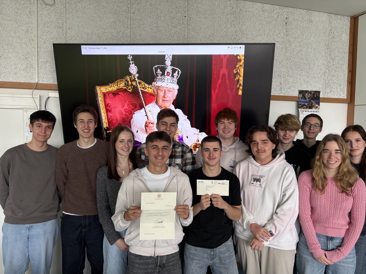 Britische Brieftradition zum Erleben – Schüler:innen des Marie-Curie-Gymnasiums erhalten Post aus dem Buckingham Palace