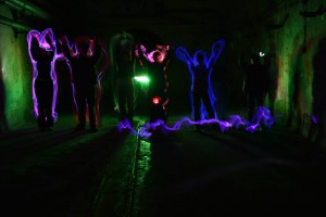 Bild Lichtkunst Menschen winken