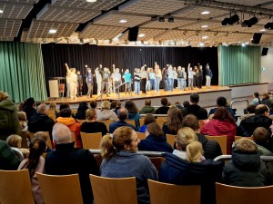 Der 6K United! - Chor der Jgstf. 6 rockte dynamisch die Bühne und begeisterte die Anwesenden zum Start in den Tag der offenen Tür.