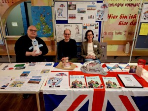 Hello again! Englisch begleitet die Schüler:innen durchgehend ab Klasse 5. Informationen und viel britischen Humor gab es am Stand mit Herrn Brill, Herrn Doert und Frau Bauert.