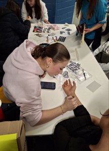 Wer wollte, konnte sich von kundigen Künstlerinnen ein (abwaschbares) Farbtattoo nach eigenem Wunsch aufmalen lassen.