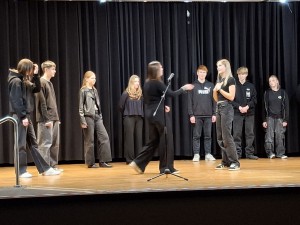 Der Literaturkurs der Q1 sorgte mit einer tollen Improshow für Lacher und gute Unterhaltung.