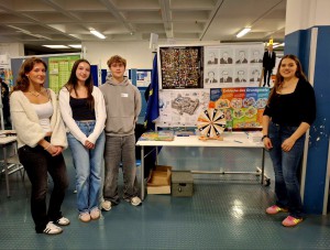 Am Stand der Politik- und Sozialwissenschaften informierten Q1-Schüler:innen und luden zum Dreh am Glücksrad ein.