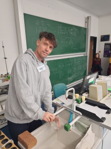 In den Physikräumen experimentierte Herr Dr. Günther und machte neugierig auf die Welt der Physik.