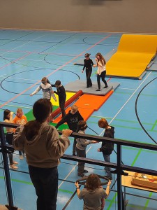 Viel Spaß und Gelächter gab es beim Parcours der Fachschaft Sport in der Sporthalle.