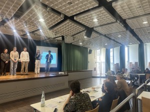 Bild mit Bürgermeister im Hintergrund