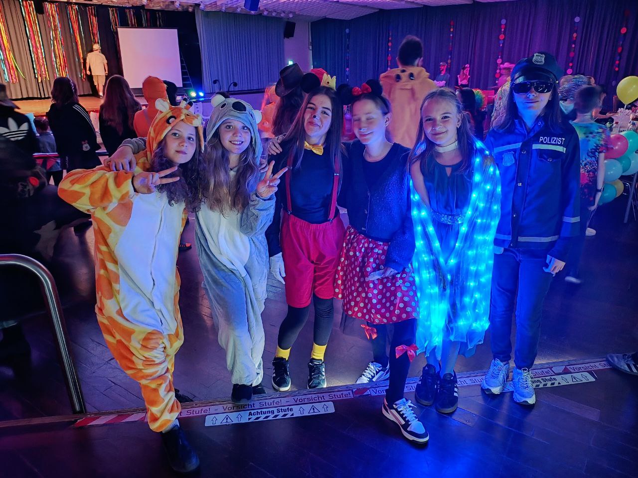 Die Q1 lud zur Kostümparty – die Erprobungsstufe war begeistert