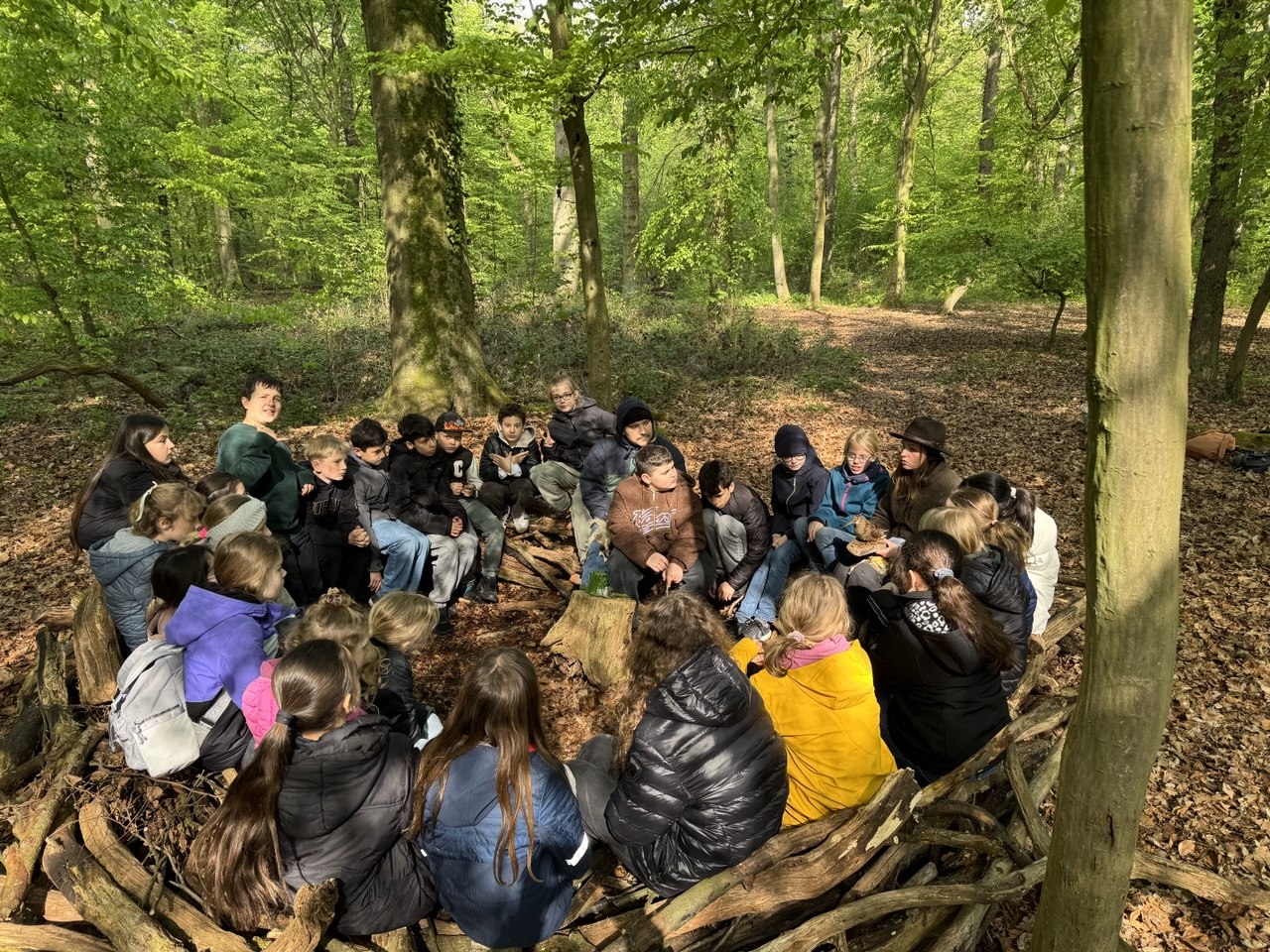 Waldtag der Klasse 5b – Lernen, Teamgeist und kreative Herausforderungen