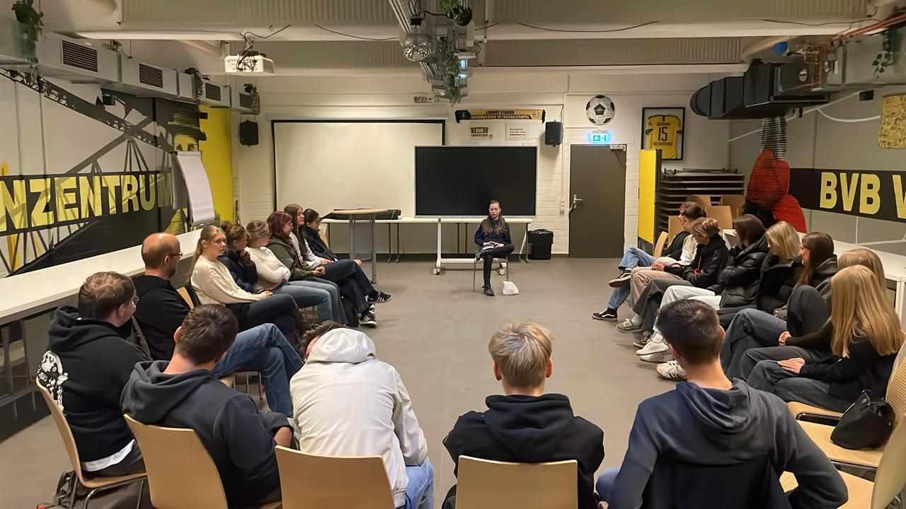 Gegen Vergessen, für Verständnis – Die Q1 beim Meet-a-jew-Projekt im BVB-Lernzentrum