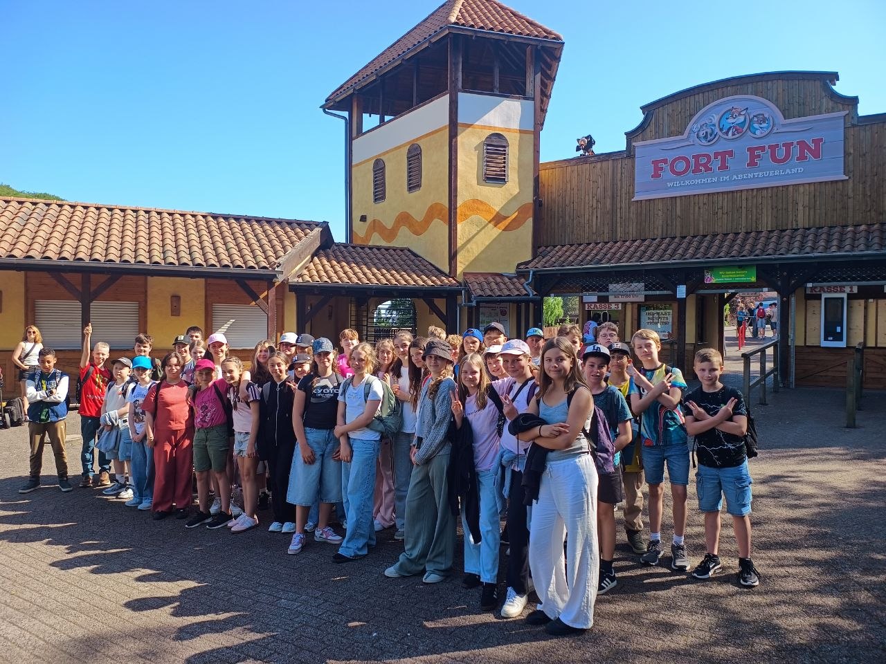 Wandertag der Klassen b und c ins Fort Fun