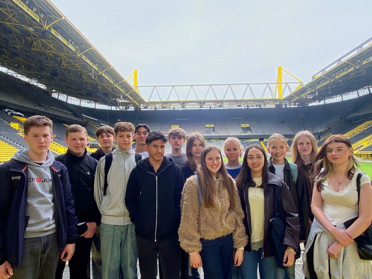 KI verstehen, Medien kritisch nutzen und Fußballgeschichte erleben – die 9a im BVB-Lernzentrum Dortmund