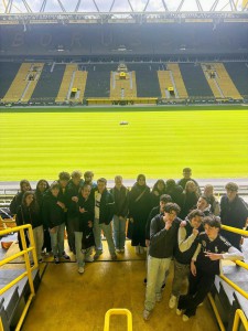 Die Klasse 9c mit Frau Müller-Ittershagen war begeistert vom Stadion des BVB.