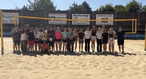 Füße im Sand, Kopf gen blauem Himmel und den Ball übers Netz geschlagen - die Q1 genoss den Tag auf der Beachvolleyballanlage.