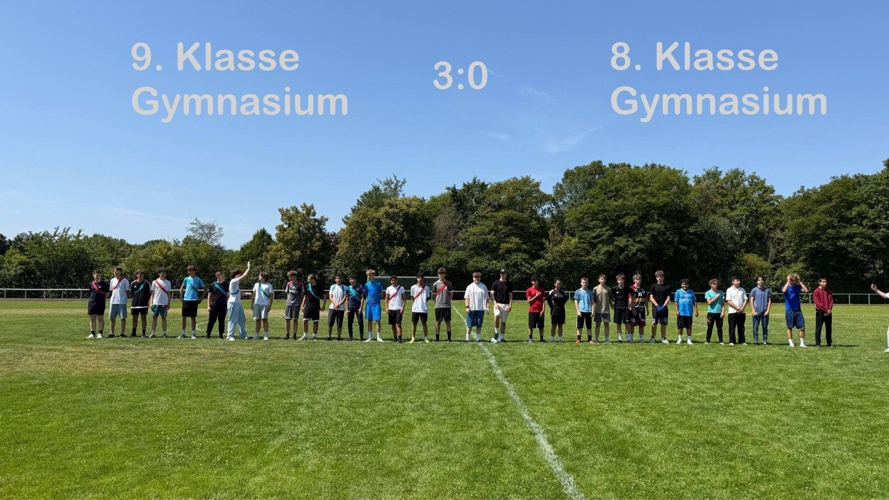Fußball, Teamgeist und großartige Stimmung prägten den heutigen Fußballtag am Marie-Curie-Gymnasium.