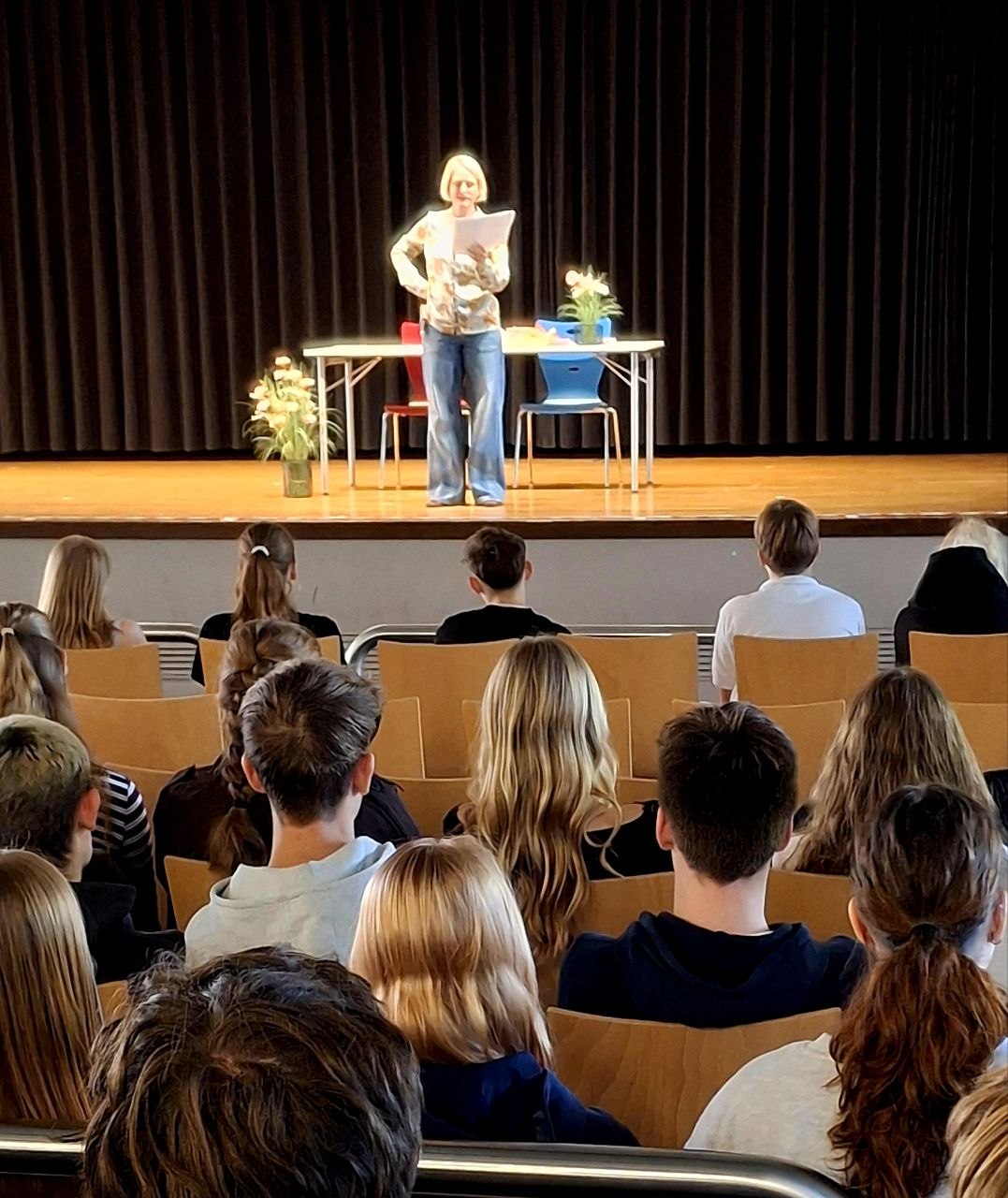„Wir sind bunt!“ – Die Autorin Kathrin Schrocke eröffnet die Interkulturelle Woche am MCG