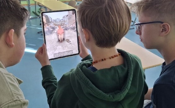 Geschichte hautnah erleben: Die WDR-Schultour mit der AR-App „1945“ am MCG